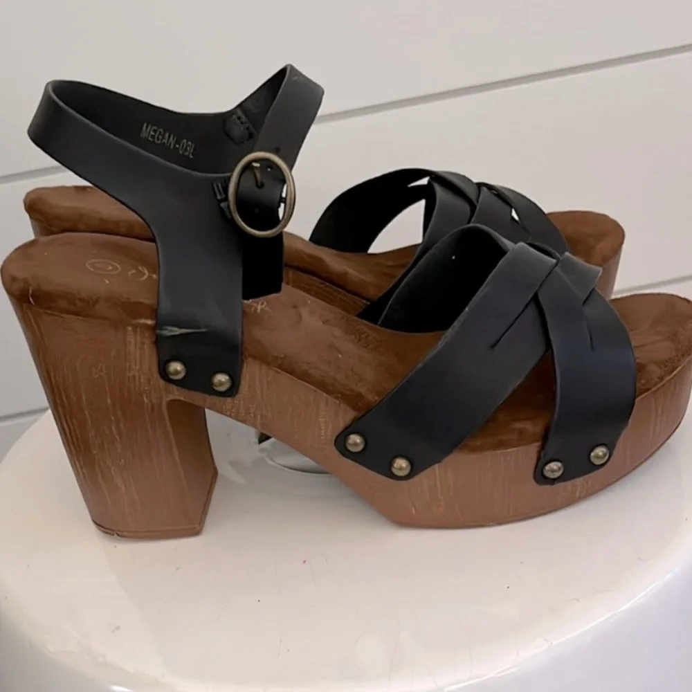 Black Platform Shoes with Chunky Heel and Wide Straps